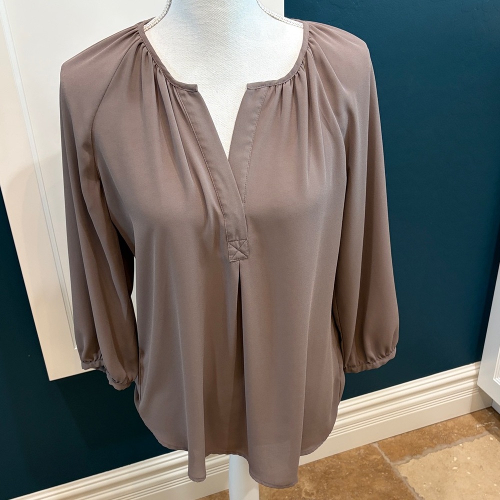 Violet & Claire taupe 3/4 sleeve boatneck blouse